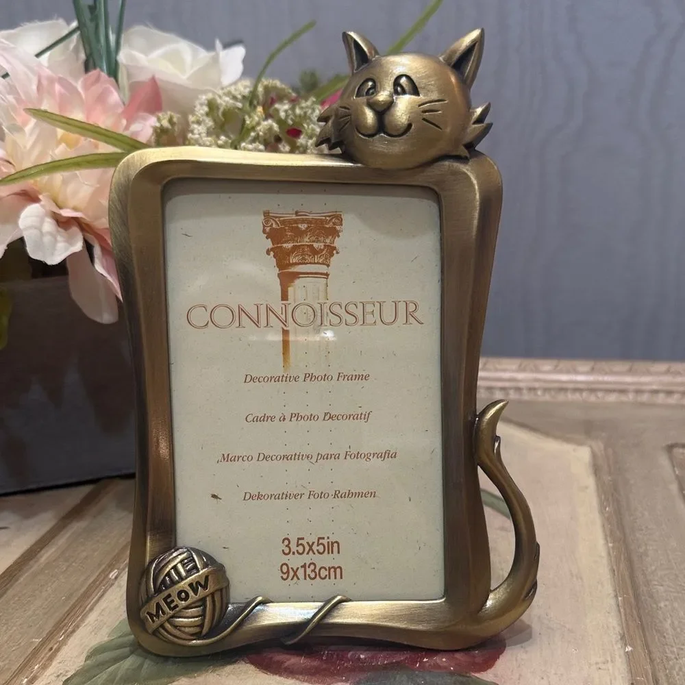 Vintage Connoisseur Cat Frame Gold Kitty Ball of Yarn Meow